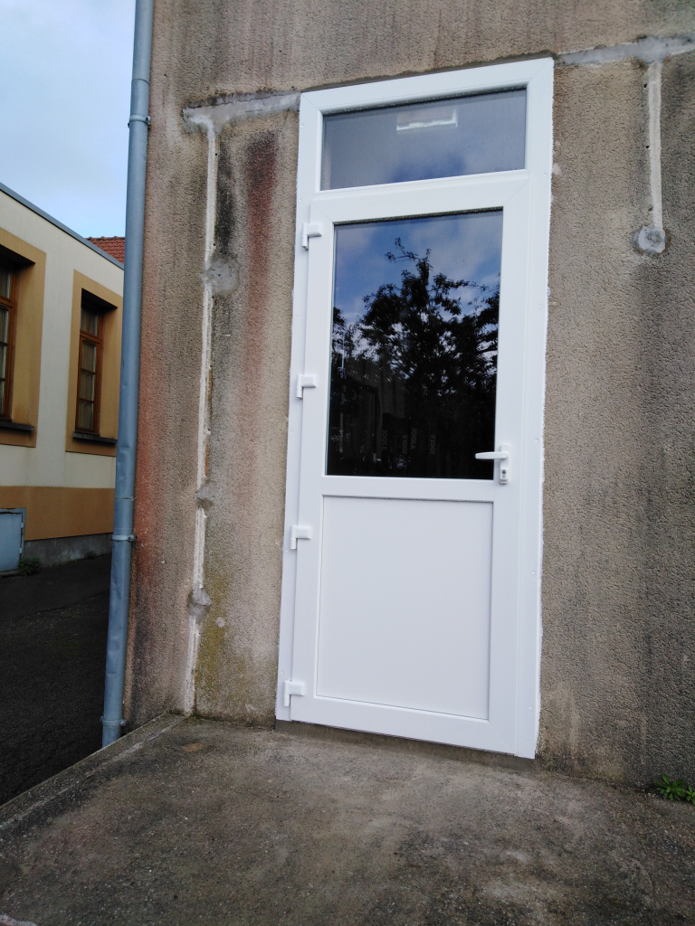 porte sortie de secours salle activités